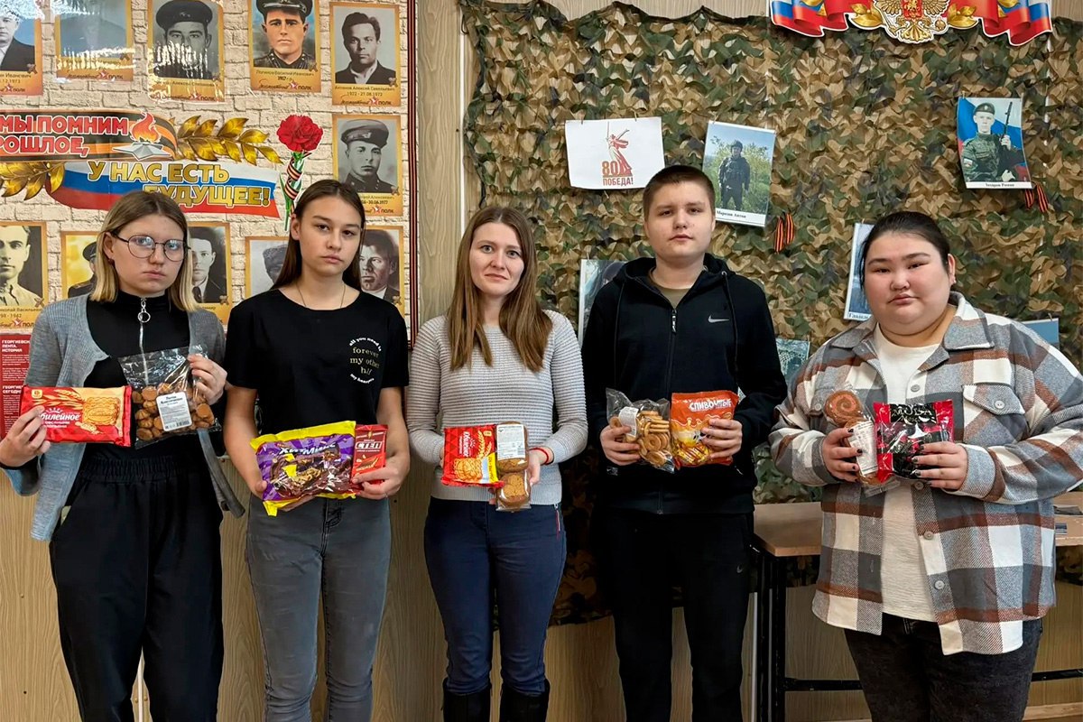 Лицеисты из Саратовской области собрали посылку для военнослужащих