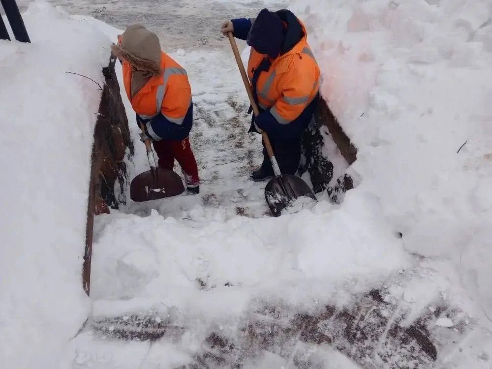 Продолжаются мероприятия по уборке города от снега и наледи Продолжаются мероприятия по уборке города от снега и наледи