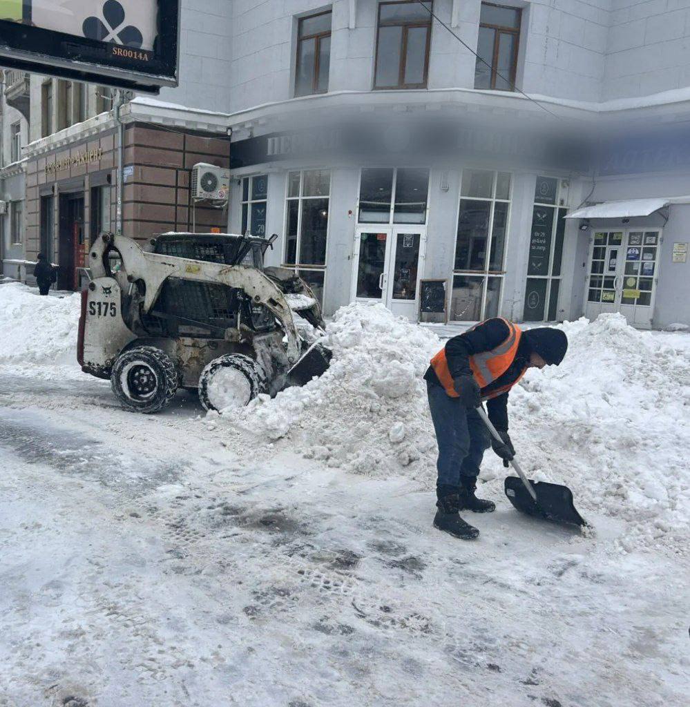 Продолжаются мероприятия по уборке города от снега и наледи Продолжаются мероприятия по уборке города от снега и наледи
