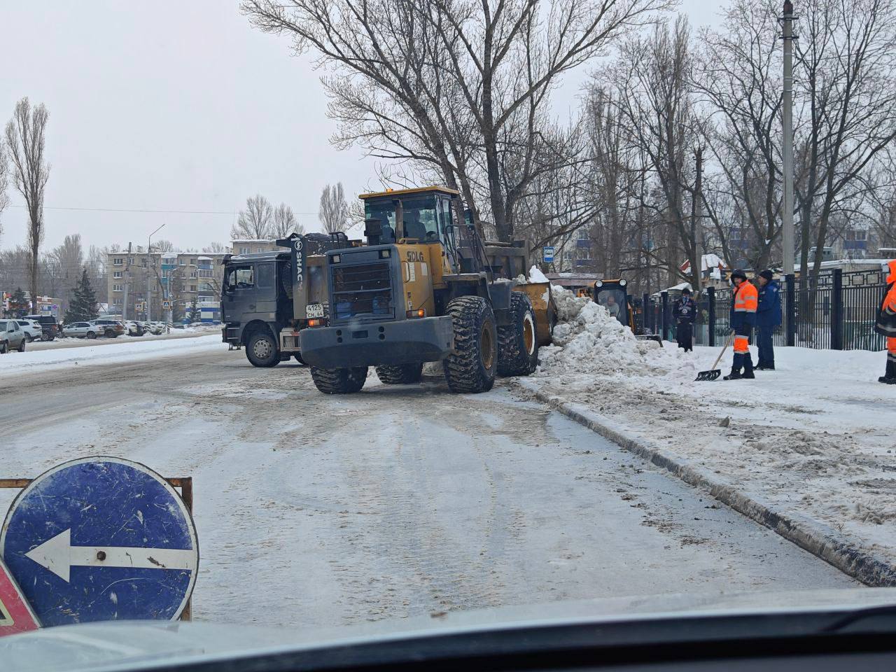 Сегодня «Комбинат благоустройства» вывозит снег на улицах Минская, Ленина и Бульваре Роз Сегодня «Комбинат благоустройства» вывозит снег на улицах Минская, Ленина и Бульваре Роз