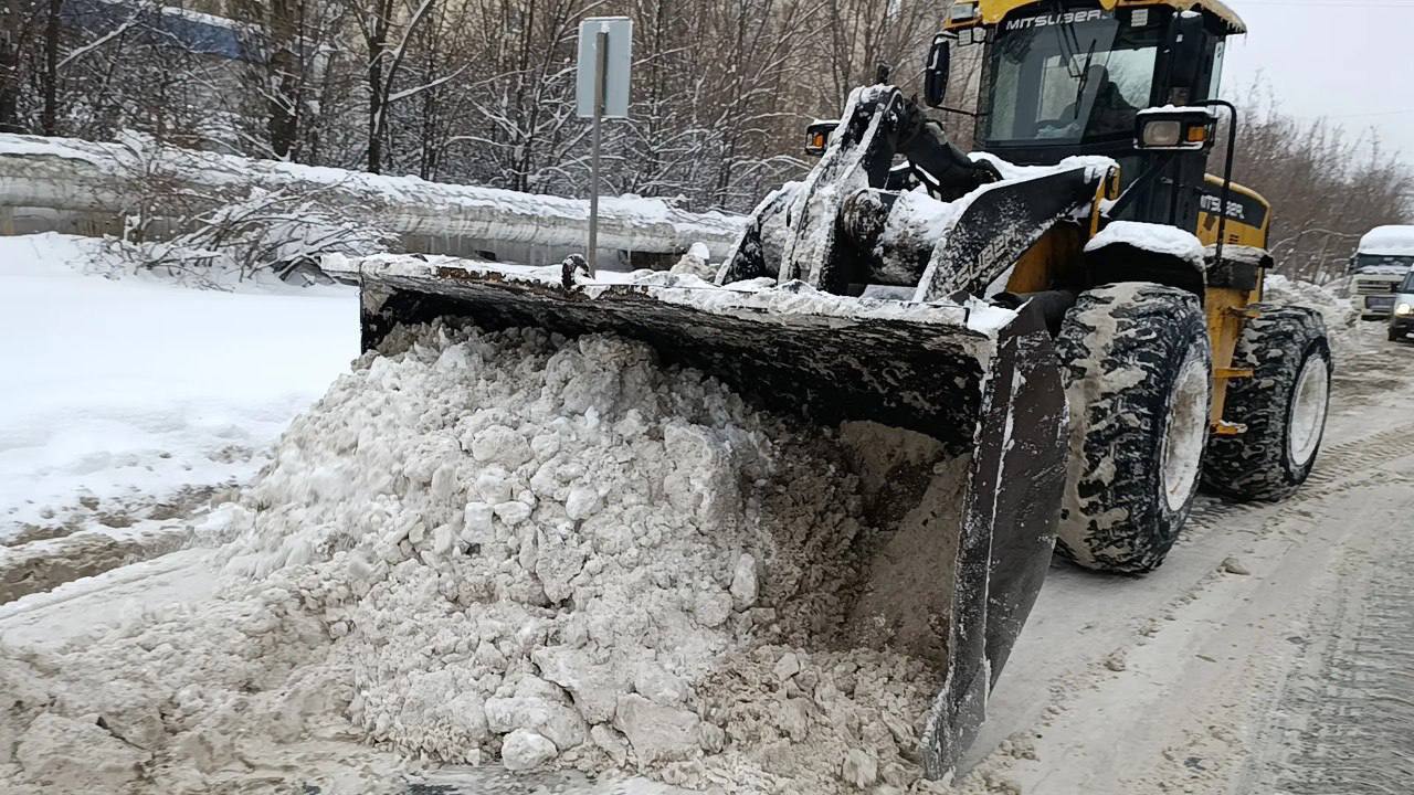 Продолжаются мероприятия по уборке города от снега и наледи Продолжаются мероприятия по уборке города от снега и наледи