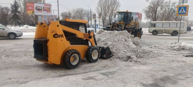 Сегодня «Комбинат благоустройства» вывозит снег на улицах Минская, Ленина и Бульваре Роз