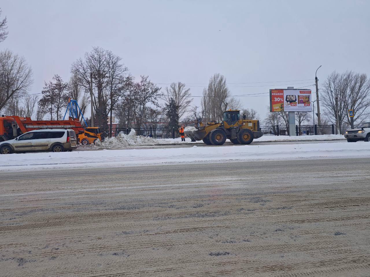 Сегодня «Комбинат благоустройства» вывозит снег на улицах Минская, Ленина и Бульваре Роз Сегодня «Комбинат благоустройства» вывозит снег на улицах Минская, Ленина и Бульваре Роз