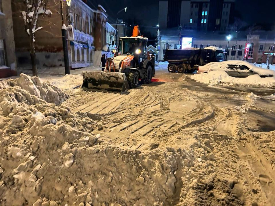 Продолжаем работы по уборке города от снежных масс и наледи