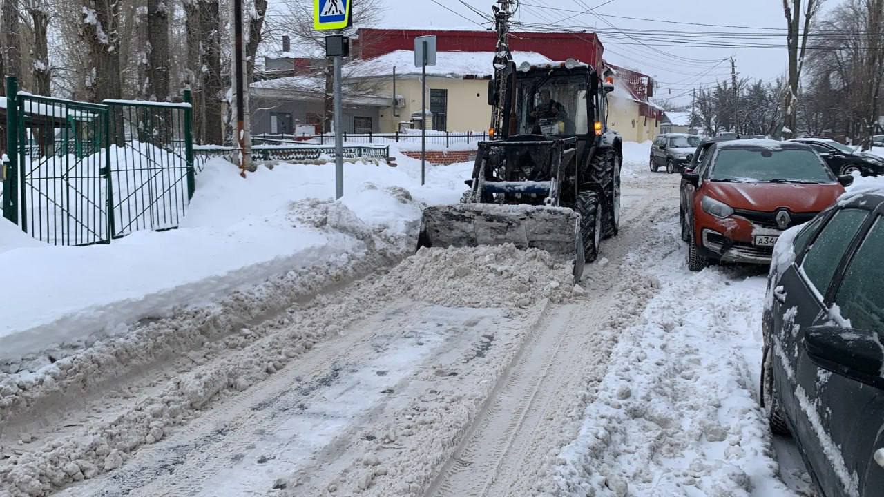 Продолжаются мероприятия по уборке города от снега и наледи Продолжаются мероприятия по уборке города от снега и наледи