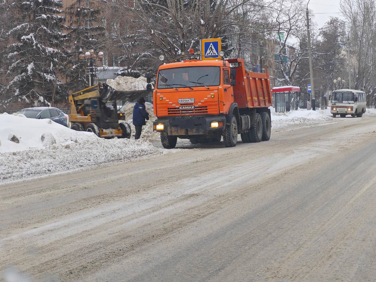Сегодня «Комбинат благоустройства» вывозит снег на улицах Минская, Ленина и Бульваре Роз Сегодня «Комбинат благоустройства» вывозит снег на улицах Минская, Ленина и Бульваре Роз