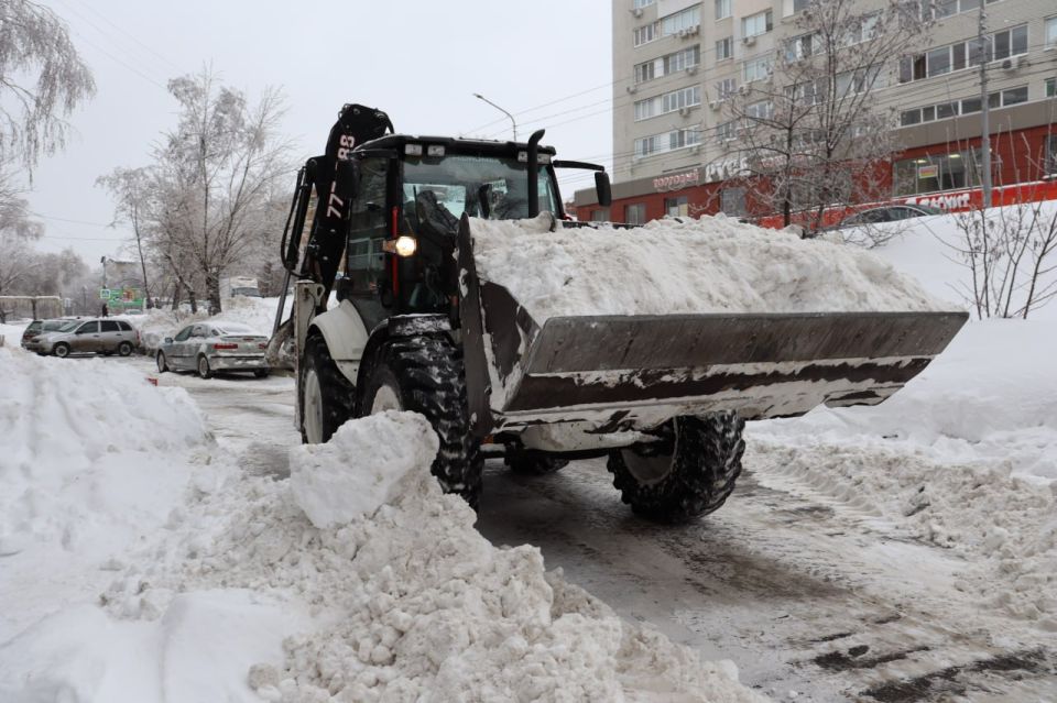 По поручению главы города Михаила Исаева заместитель председателя комитета по ЖКХ Алексей Кишкопаров объехал ряд дворовых территорий