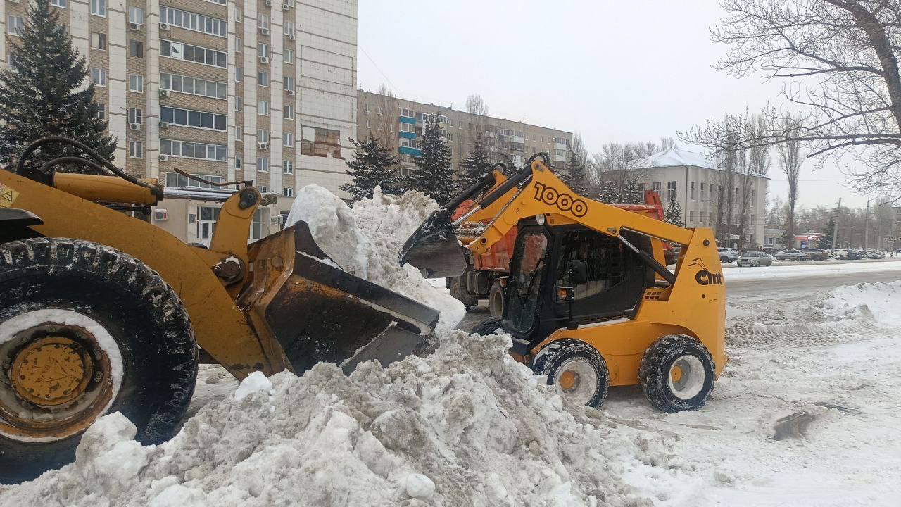 Сегодня «Комбинат благоустройства» вывозит снег на улицах Минская, Ленина и Бульваре Роз Сегодня «Комбинат благоустройства» вывозит снег на улицах Минская, Ленина и Бульваре Роз