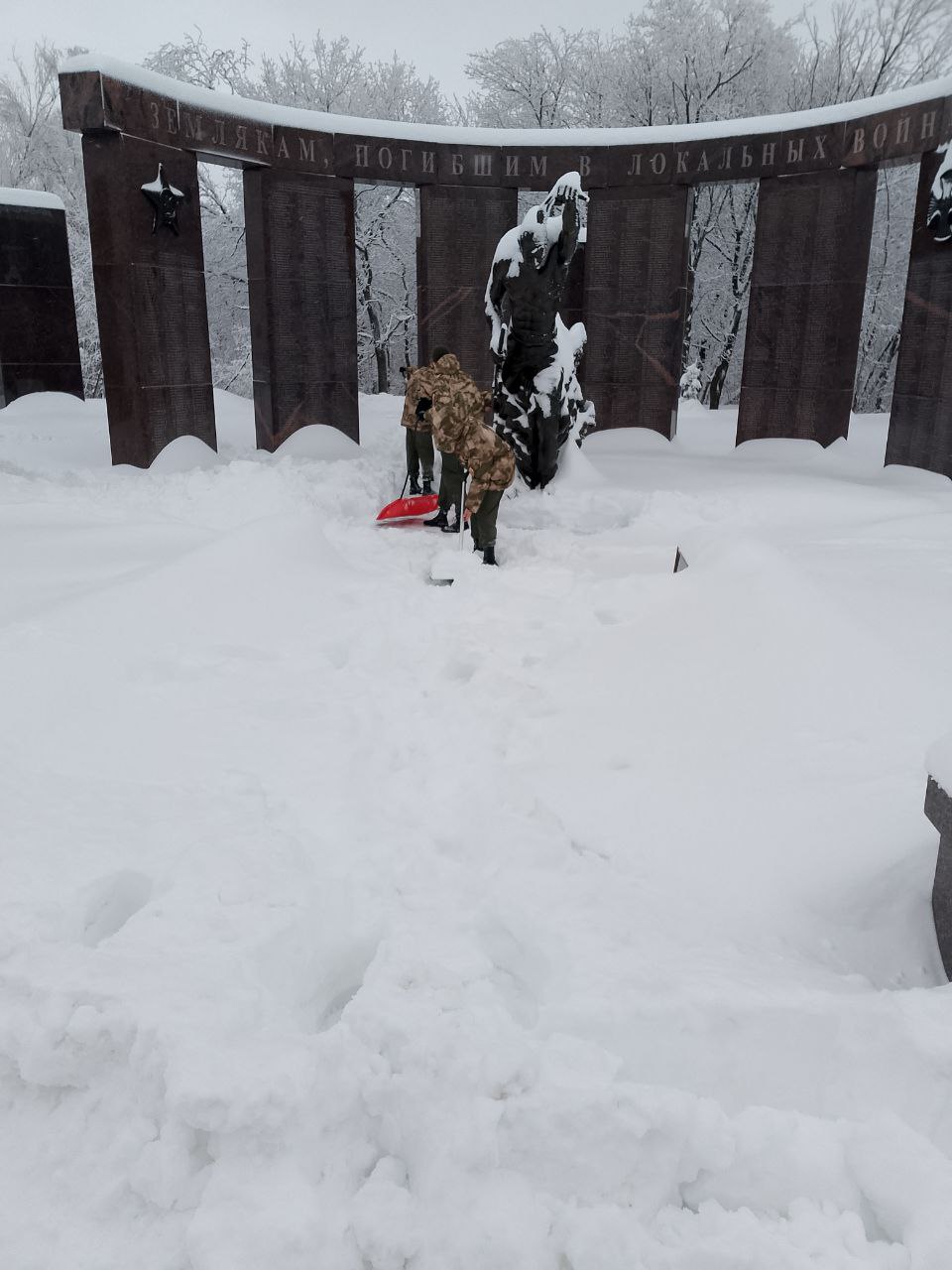 Гвардейцы провели снежную уборку у мемориалов Гвардейцы провели снежную уборку у мемориалов