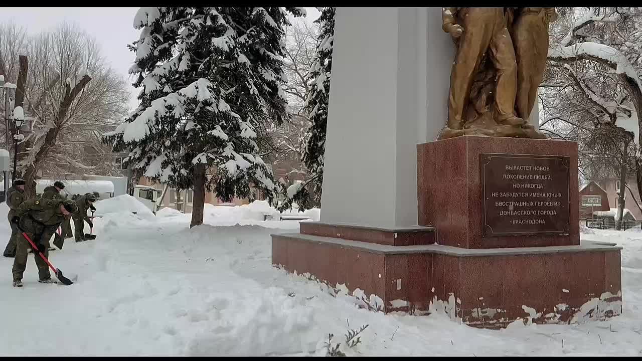 За. Молодёжь Саратова почтила память героев-молодогвардейцев Торжественный митинг в память о подвиге легендарной подпольной организации «Молодая гвардия» состоялся сегодня в сквере Героев Краснодона, в канун Дня памяти...