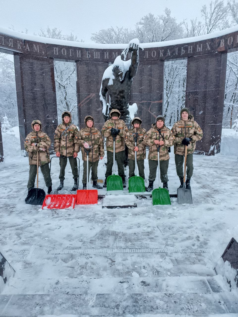 Гвардейцы провели снежную уборку у мемориалов