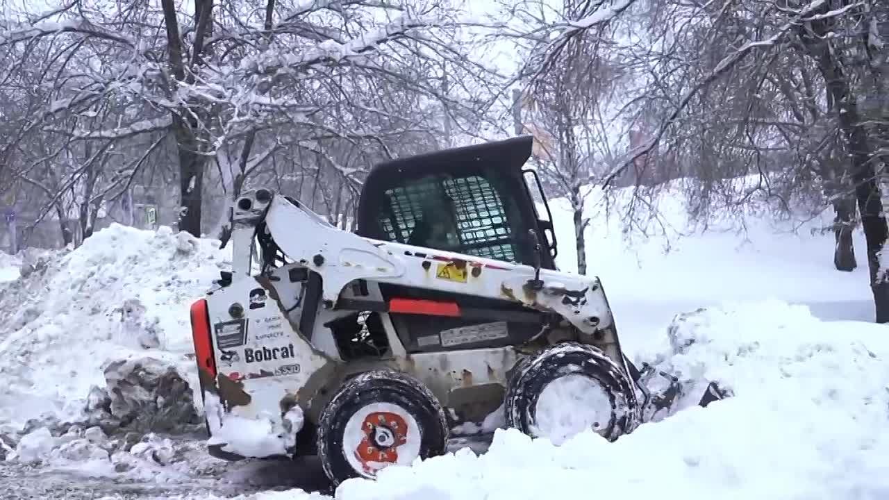 В ликвидации последствий снегопада днем было задействовано 432 единицы специализированной техники и более 3700 рабочих