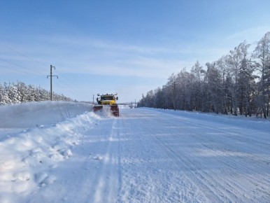 Сегодня днем в 23 районах области шел снег, на расчистку дорог регионального значения направили 304 единицы снегоуборочной техники