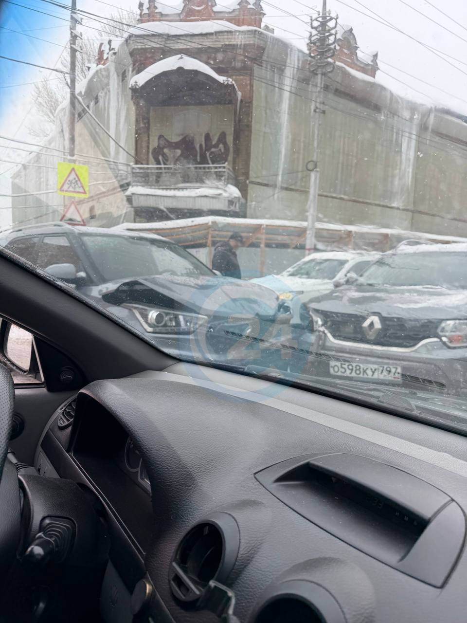 Центр встал: в Саратове пробки 8 баллов Центр встал: в Саратове пробки 8 баллов