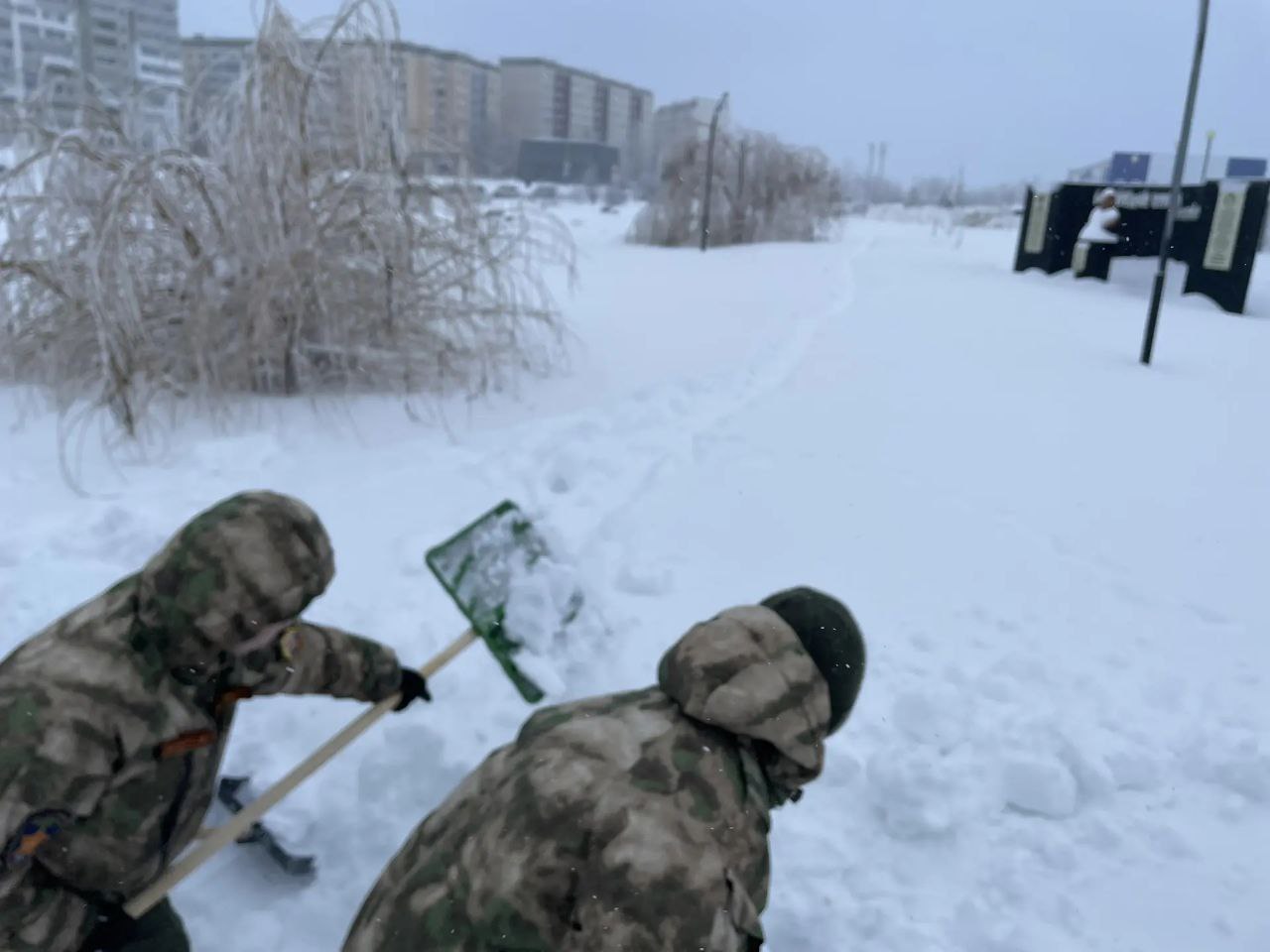 Гвардейцы провели снежную уборку у мемориалов Гвардейцы провели снежную уборку у мемориалов