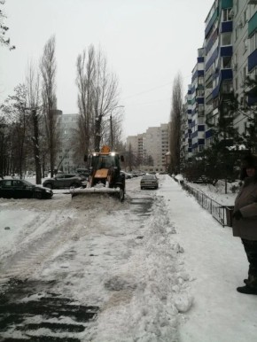 Управляющие организации и ТСЖ ежедневно убирают от снега придомовые территории