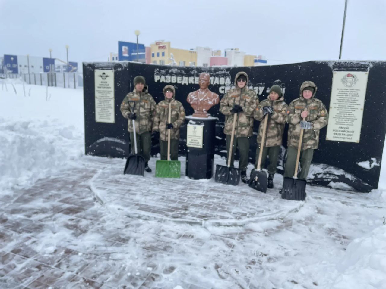 Гвардейцы провели снежную уборку у мемориалов Гвардейцы провели снежную уборку у мемориалов