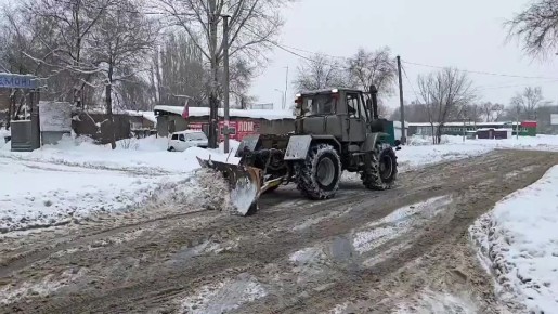 С начала снегопада фермеры помогали в очистке дорог в наших селах