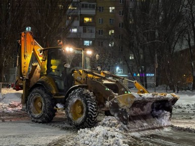 По поручению главы города Михаила Исаева на территории Саратова продолжаются работы по комплексной уборке снега