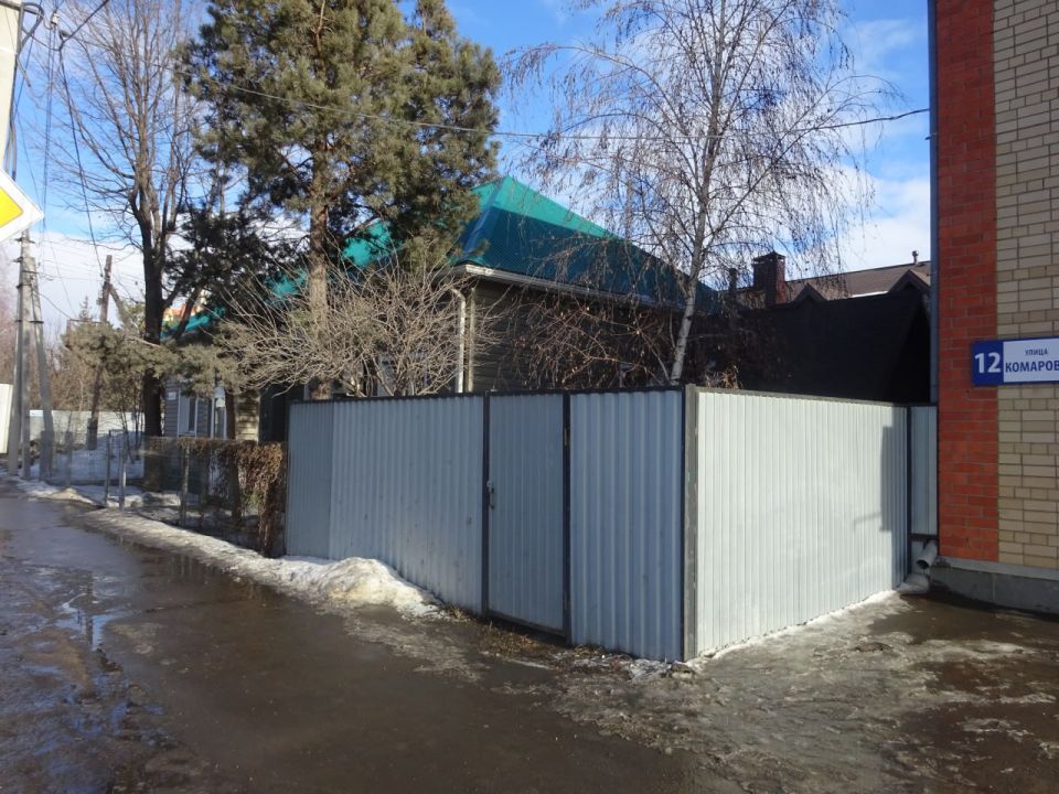 На улице Комарова житель Балакова самовольно установил ограждение