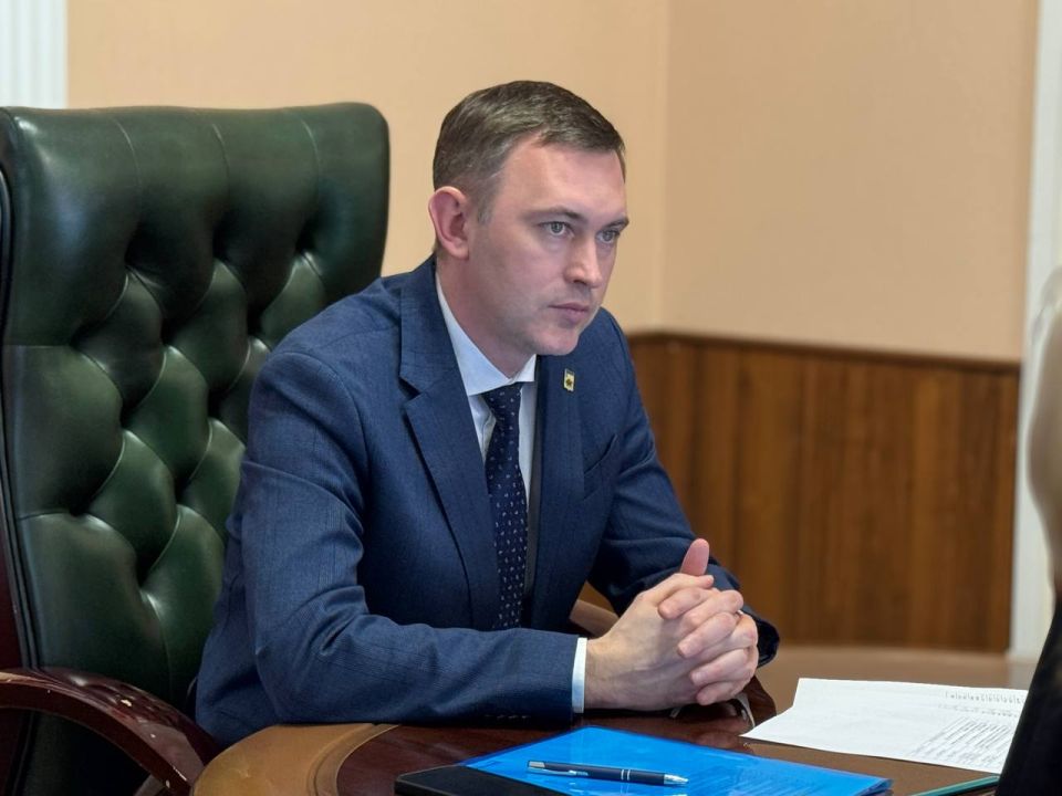 Планы по ремонту дорог и тротуаров в рамках различных федеральных, региональных и муниципальных программ обсудили на рабочем совещании с коллегами