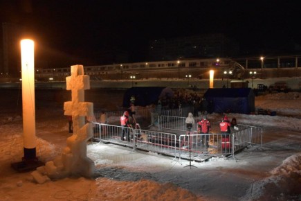 Крещение: сотни саратовцев совершили традиционное омовение в ледяной Волге