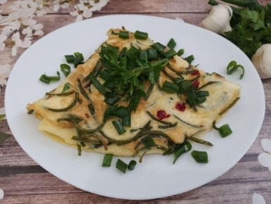 Чудеса на кухне: омлет из чесночных стрелок с яйцами и перцем