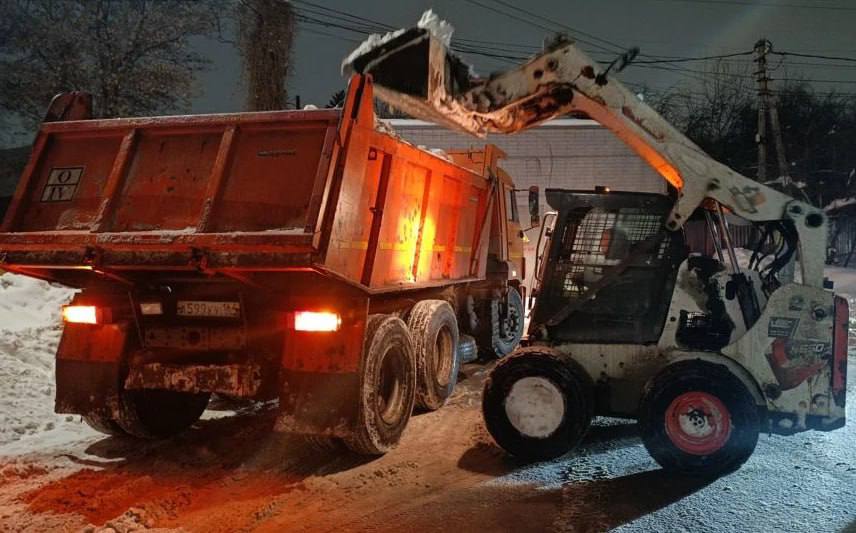 В городе продолжаются плановые работы по уборке снега В городе продолжаются плановые работы по уборке снега