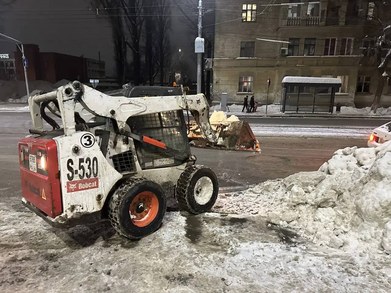 В городе продолжаются плановые работы по уборке снега В городе продолжаются плановые работы по уборке снега