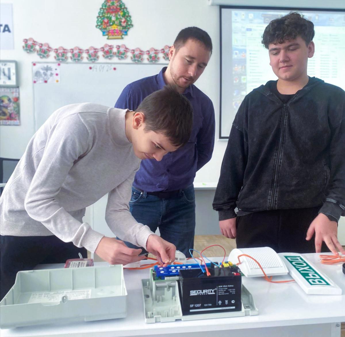 Агроклассники Калининска узнали о техносферной безопасности и научились собирать системы пожарной сигнализации Агроклассники Калининска узнали о техносферной безопасности и научились собирать системы пожарной сигнализации