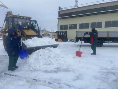 Промышленные предприятия района проводят уборку прилегающих к предприятиям городских территорий от снега