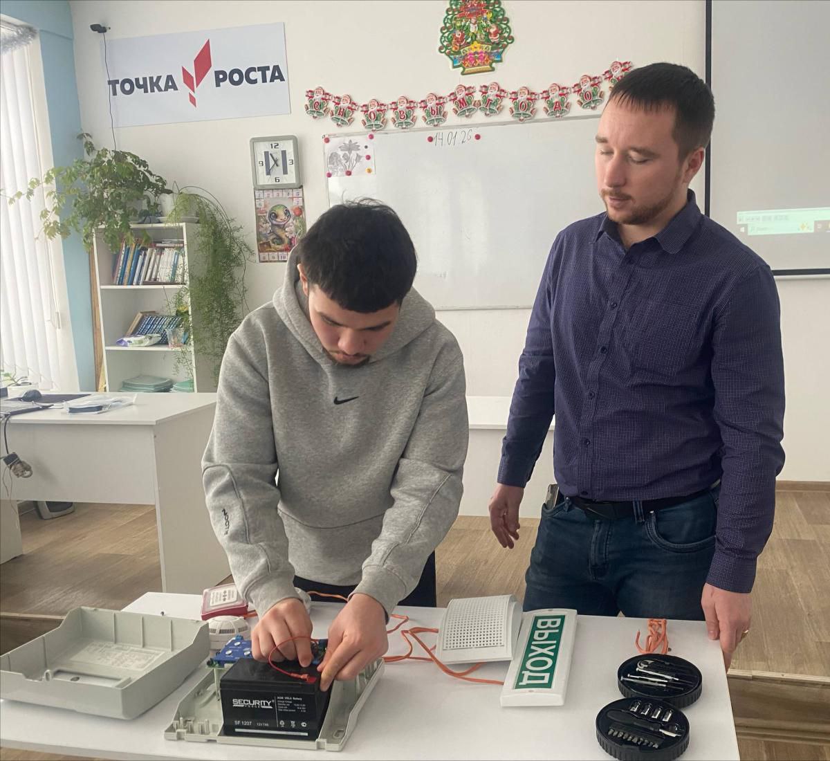 Агроклассники Калининска узнали о техносферной безопасности и научились собирать системы пожарной сигнализации Агроклассники Калининска узнали о техносферной безопасности и научились собирать системы пожарной сигнализации