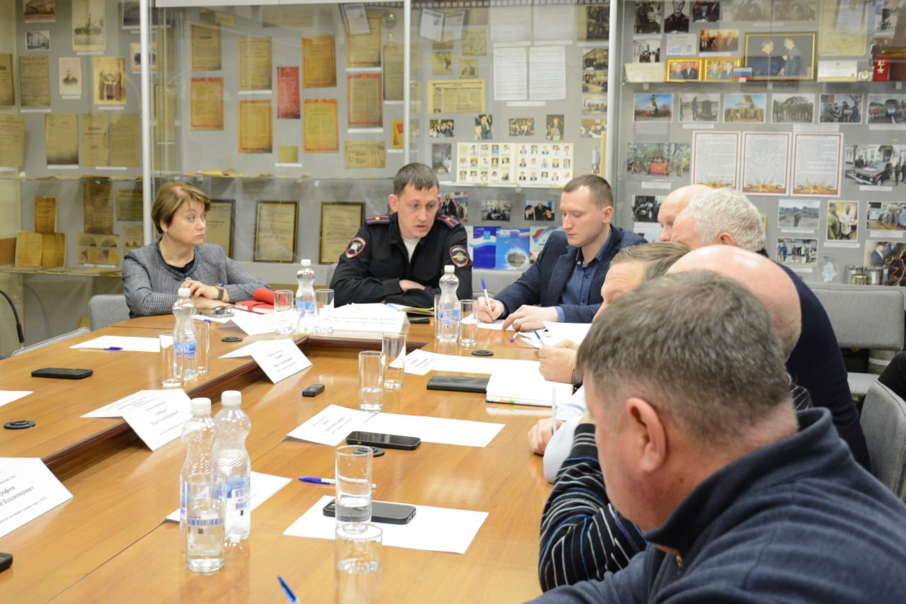 Улицы Саратова не должны превращаться в стоянки грузовиков Улицы Саратова не должны превращаться в стоянки грузовиков