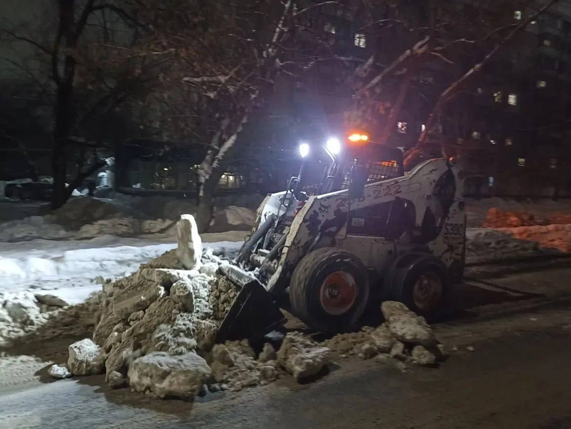 В городе продолжаются плановые работы по уборке снега