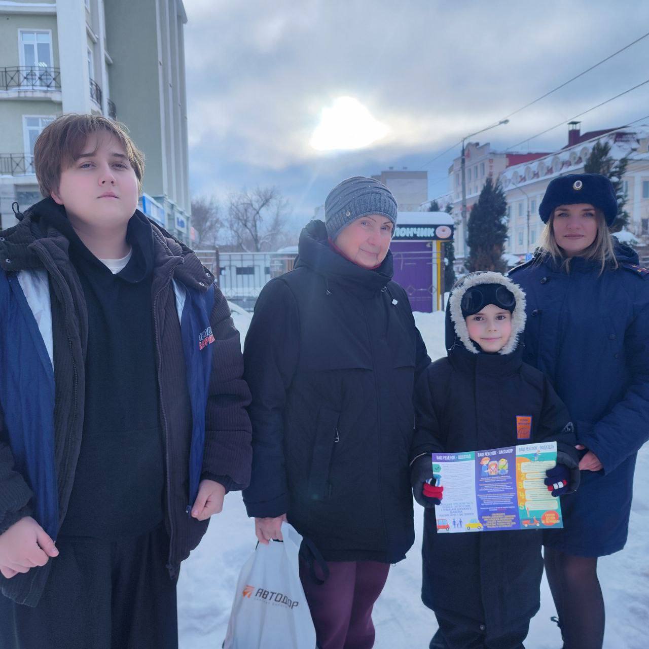 Энгельсские госавтоинспекторы и представители регионального отделения «Молодая Гвардия» провели профилактическую акцию «Заметный пешеход!» Энгельсские госавтоинспекторы и представители регионального отделения «Молодая Гвардия» провели профилактическую акцию «Заметный пешеход!»