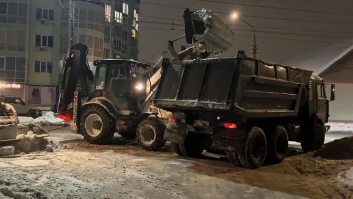 Сотрудники МКУ «Городское хозяйство» продолжают убирать снег с дорог и тротуаров Энгельса