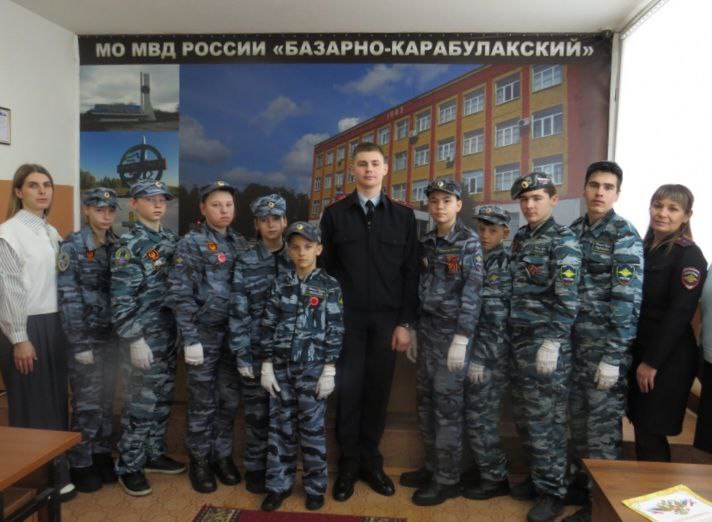 В рамках акции #СтуденческийДесант в МО МВД России «Базарно-Карабулакский» провели профориентационное мероприятие «Связь поколений» с юными друзьями полиции из школы с. Липовка