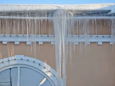 За непринятие мер по очистке кровель зданий возбуждены административные дела