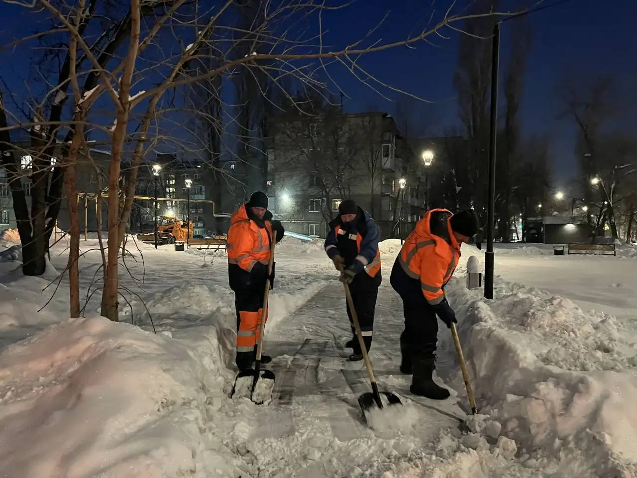 В городе продолжаются плановые работы по уборке снега В городе продолжаются плановые работы по уборке снега
