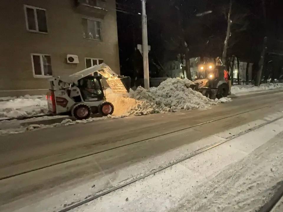 В течение ночи коммунальные службы города устраняли последствия снегопада В течение ночи коммунальные службы города устраняли последствия снегопада