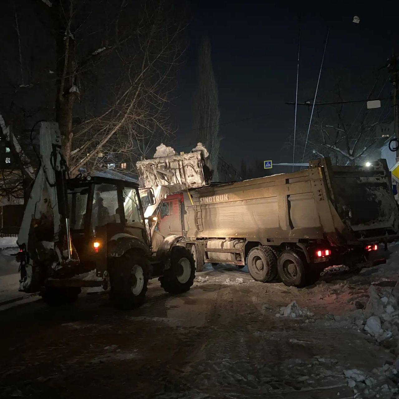 В течение ночи коммунальные службы города устраняли последствия снегопада В течение ночи коммунальные службы города устраняли последствия снегопада