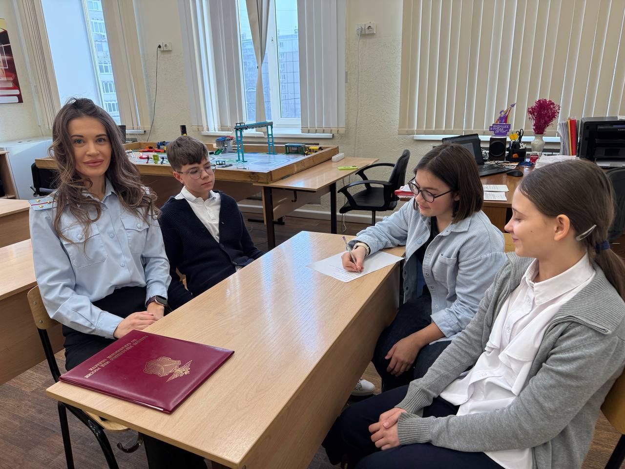 Сотрудники Госавтоинспекции рассказали учащимся о работе полиции Сотрудники Госавтоинспекции рассказали учащимся о работе полиции