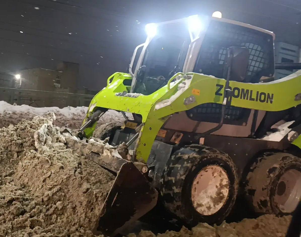 В течение ночи коммунальные службы города устраняли последствия снегопада В течение ночи коммунальные службы города устраняли последствия снегопада