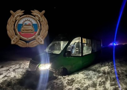 Микроавтобус улетел в кювет: пострадали две женщины