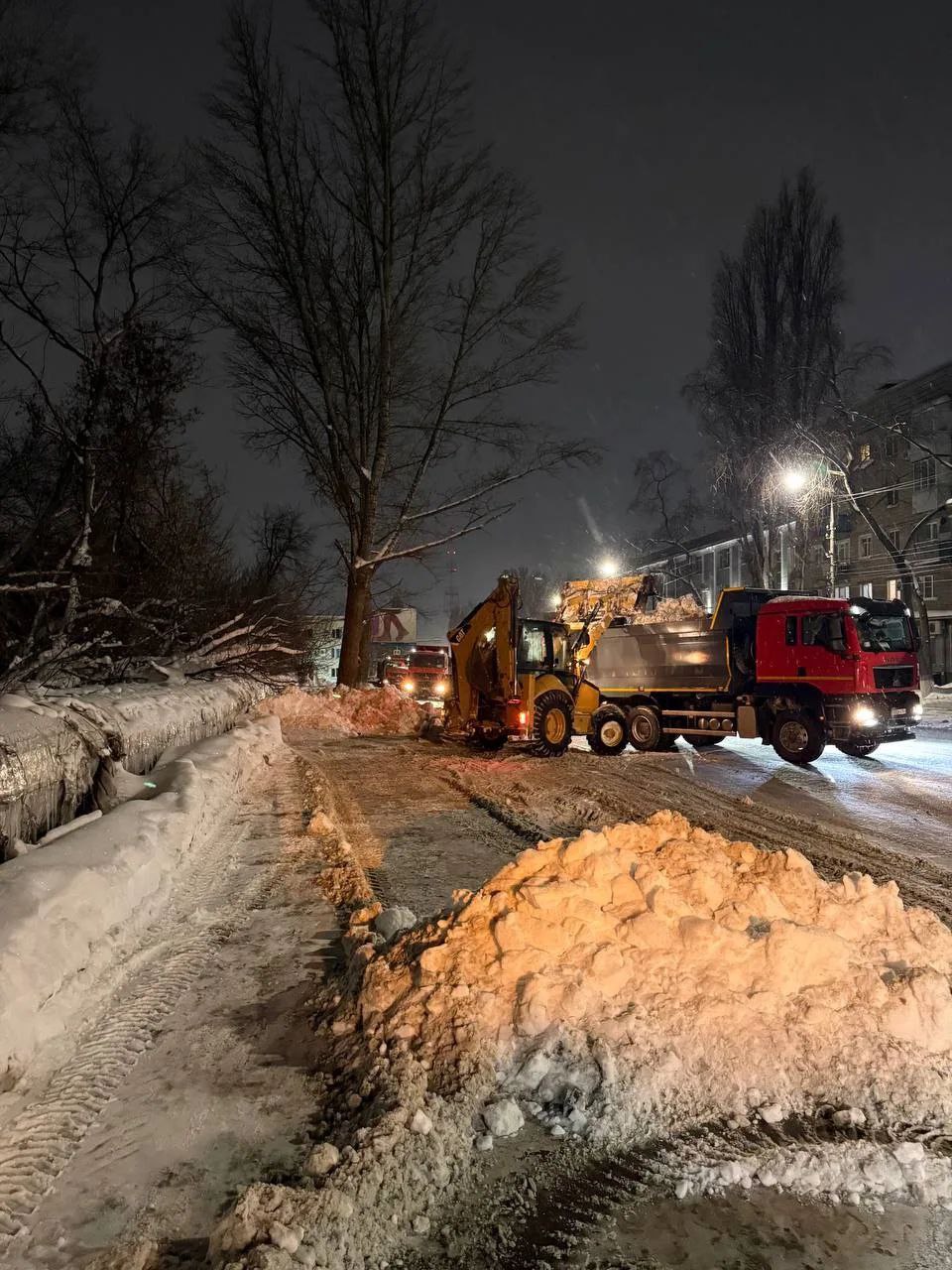 На региональных дорогах сегодня работало 189 единиц снегоуборочной техники На региональных дорогах сегодня работало 189 единиц снегоуборочной техники