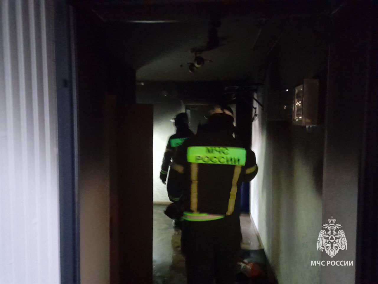 Из горящего дома в Энгельсе спасли 5 человек Из горящего дома в Энгельсе спасли 5 человек