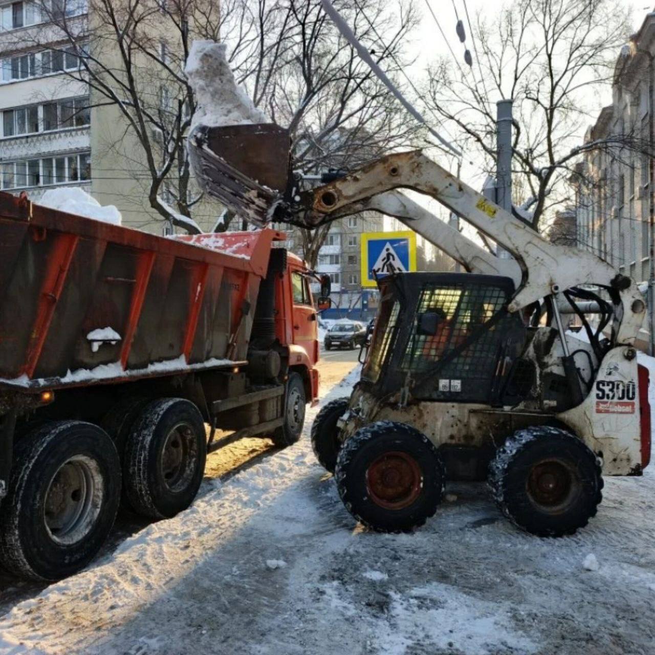 В городе продолжаются плановые работы по уборке снега В городе продолжаются плановые работы по уборке снега