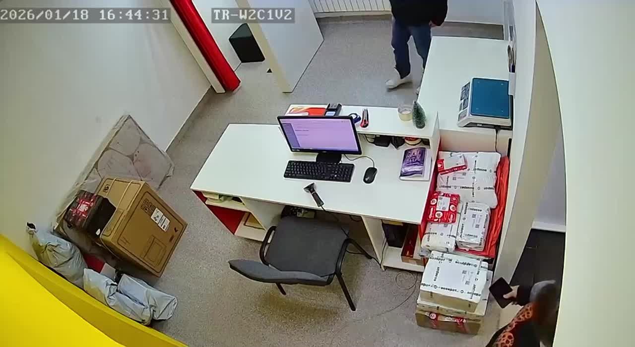 В Саратове школьника подозревают в краже телефона из пункта выдачи заказов