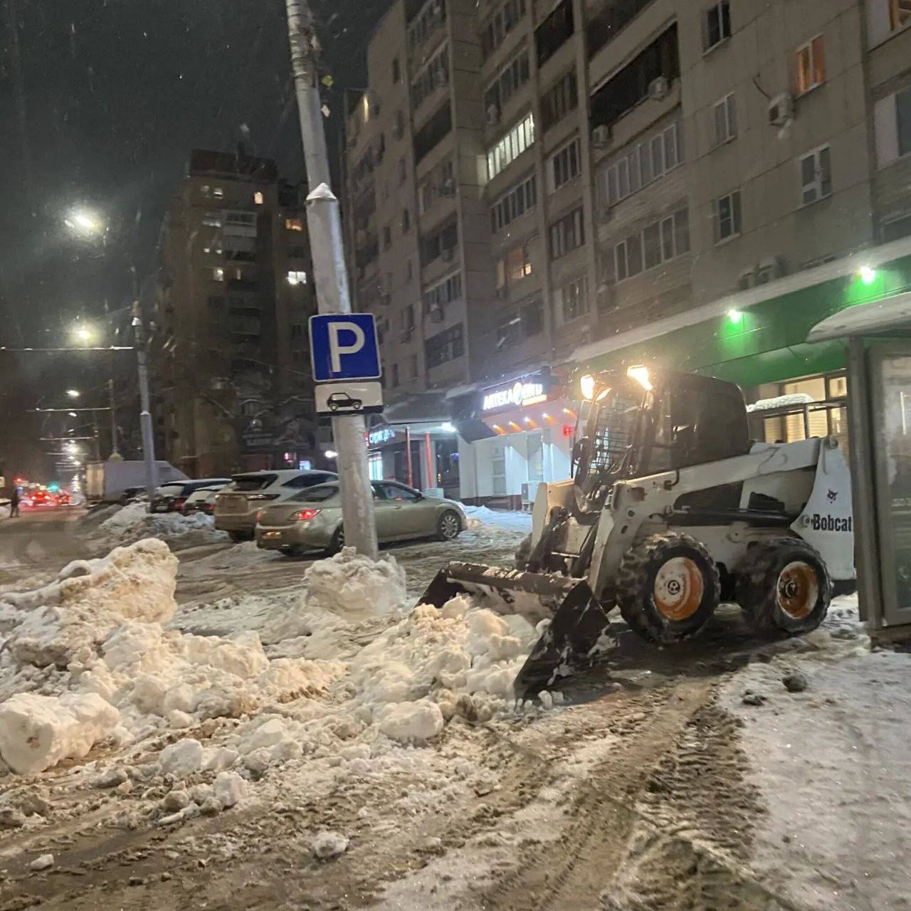 В течение ночи коммунальные службы города устраняли последствия снегопада В течение ночи коммунальные службы города устраняли последствия снегопада