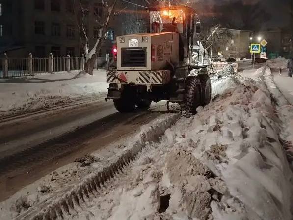 В городе продолжаются плановые работы по уборке снега В городе продолжаются плановые работы по уборке снега